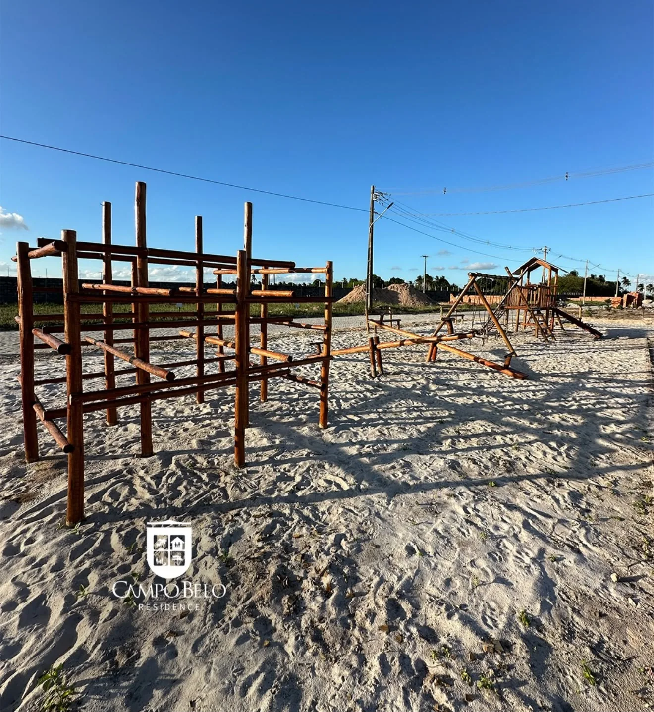 Playground infantil em madeira tratada sobre piso de areia macia